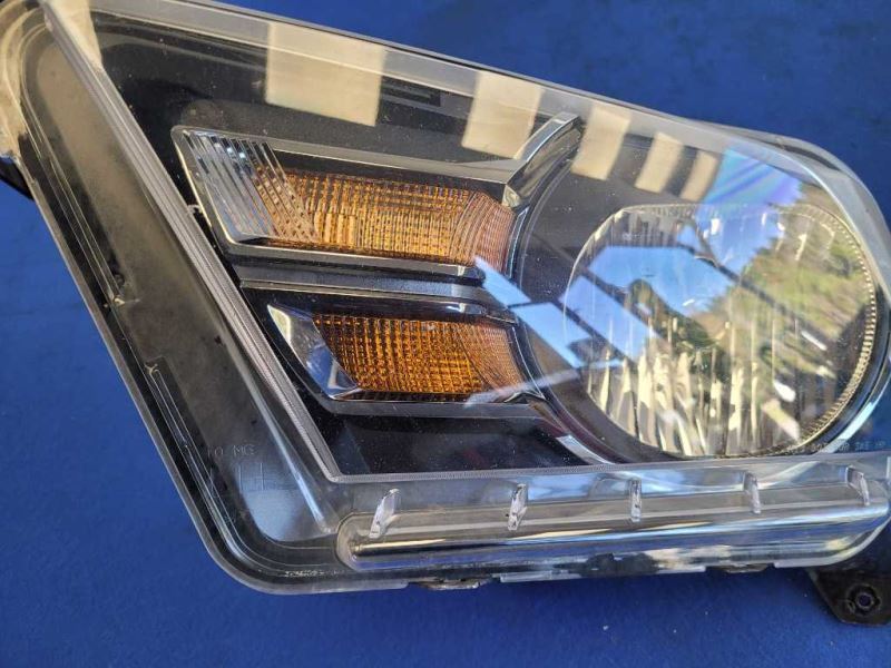 2010-2012 Ford Mustang GT Driver Left Front Headlight Lamp Lens *Broke* 2470 - The Parts Farm