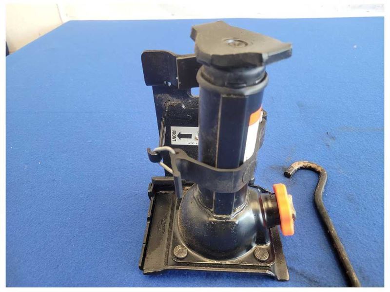 2022 Ford F250 Super Duty Pickup Truck Emergency Jack Roadside 2557 - The Parts Farm