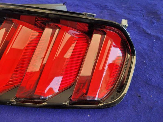 2015-2017 Ford Mustang GT S550 Passenger RH Taillight Lamp Brake Lens 2408