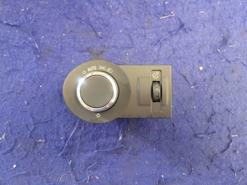 2010-2015 Chevrolet Camaro SS Front Headlight Switch Module Knob 2429 - The Parts Farm
