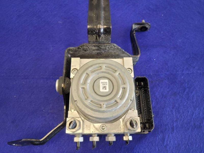 2015-2017 Ford Mustang GT S550 Anti-Lock Brake ABS Module Pump Line 2282 - The Parts Farm