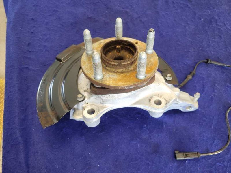2014-2017 Chevrolet SS 6.2L Sedan Driver Left Spindle Knuckle Hub Front 2372 - The Parts Farm
