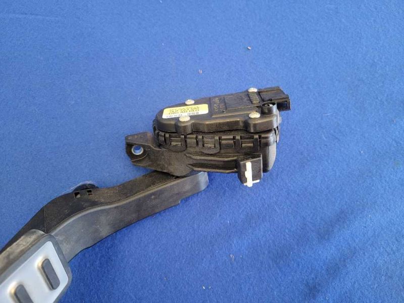 2004-2006 Porsche Cayenne Turbo 4.5L Gas Pedal Accelerator Pad Throttle 2137 - The Parts Farm
