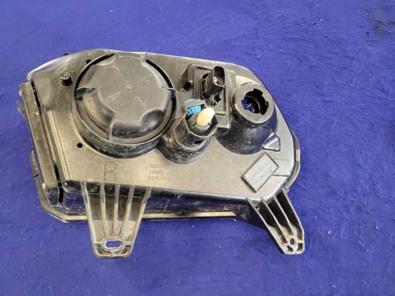 2010-2012 Ford Mustang GT Passenger Right Headlight Lamp Lens Front Broke Tab - The Parts Farm
