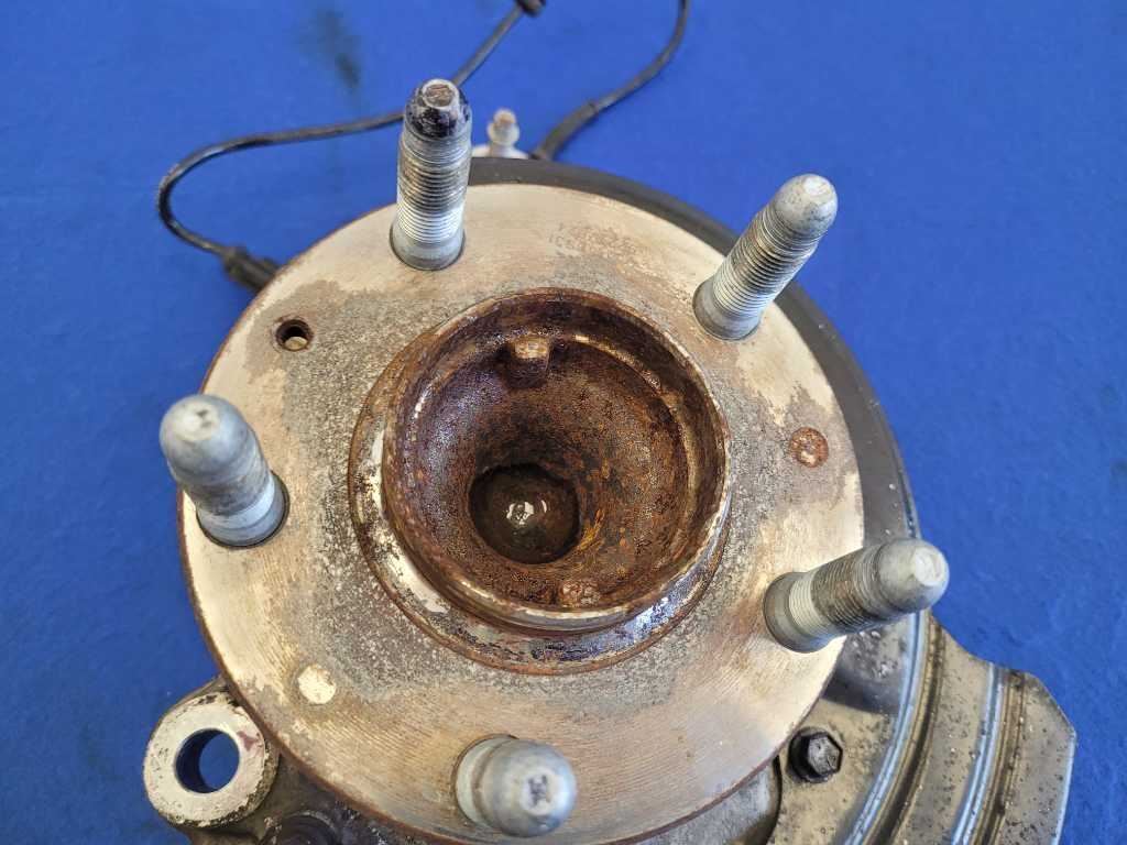 2016-2017 Chevrolet SS Sedan 6.2L Passenger RH Front Spindle Knuckle Hub 2602 - The Parts Farm