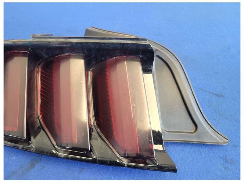 2015-2017 Ford Mustang GT S550 Driver LH Rear Taillight Lamp Tint Scuffs 2586 - The Parts Farm