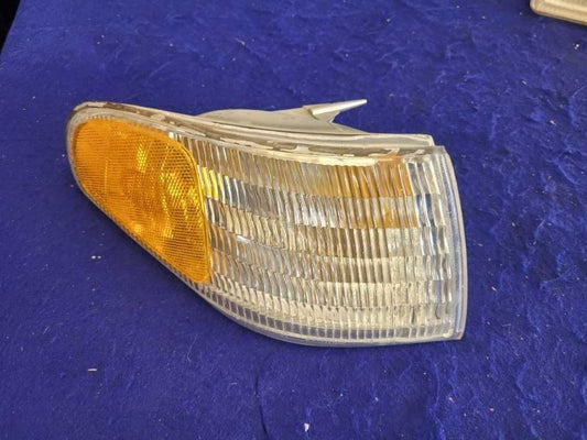 1996-1998 Ford Mustang Cobra GT Front Passenger Turn Signal Marker Light 2402