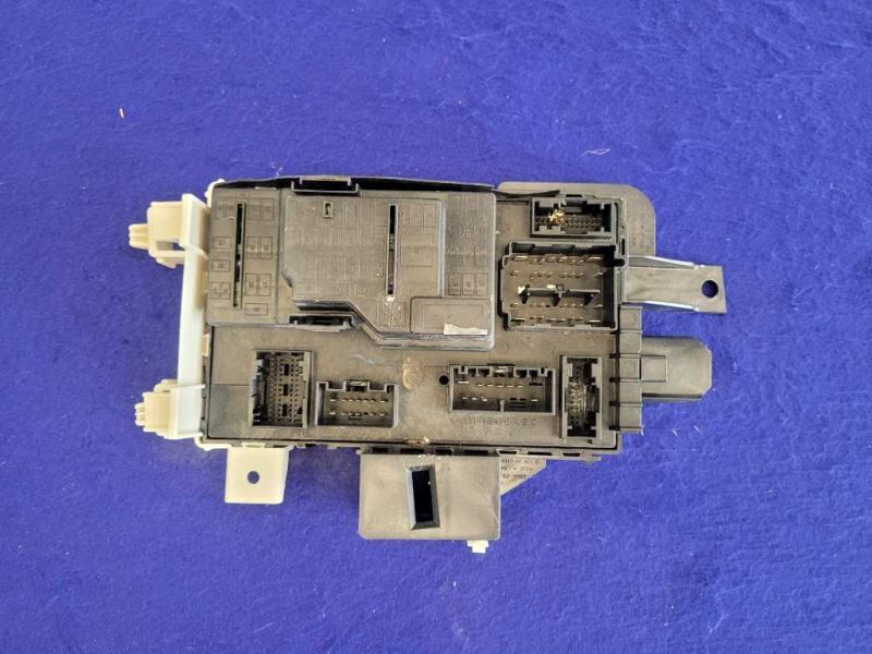 2011-2014 Ford Mustang GT S197 Fuse Box Engine Right Hand Engine Bay 2352 - The Parts Farm