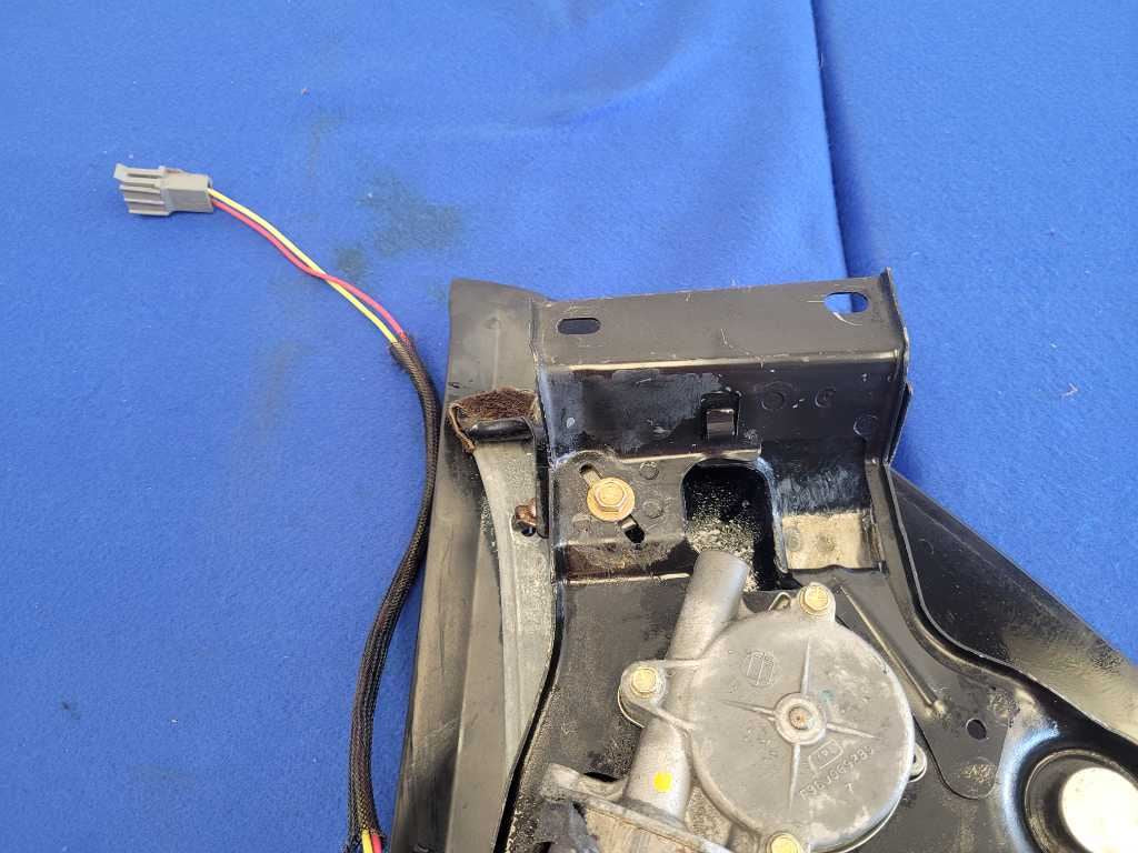1994-2000 Ford Mustang GT Passenger Quarter Window Regulator Glass 2631 - The Parts Farm