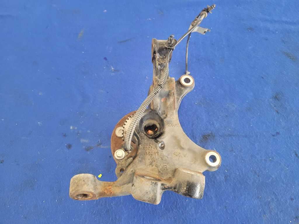 2015-2017 Ford Mustang GT S550 Passenger Front Spindle Knuckle Hub 2616 - The Parts Farm