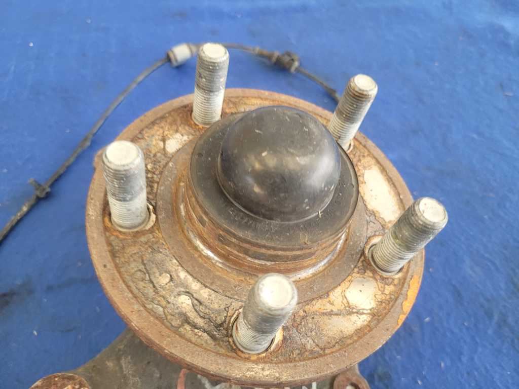 2015-2017 Ford Mustang GT S550 Passenger Front Spindle Knuckle Hub 2616 - The Parts Farm
