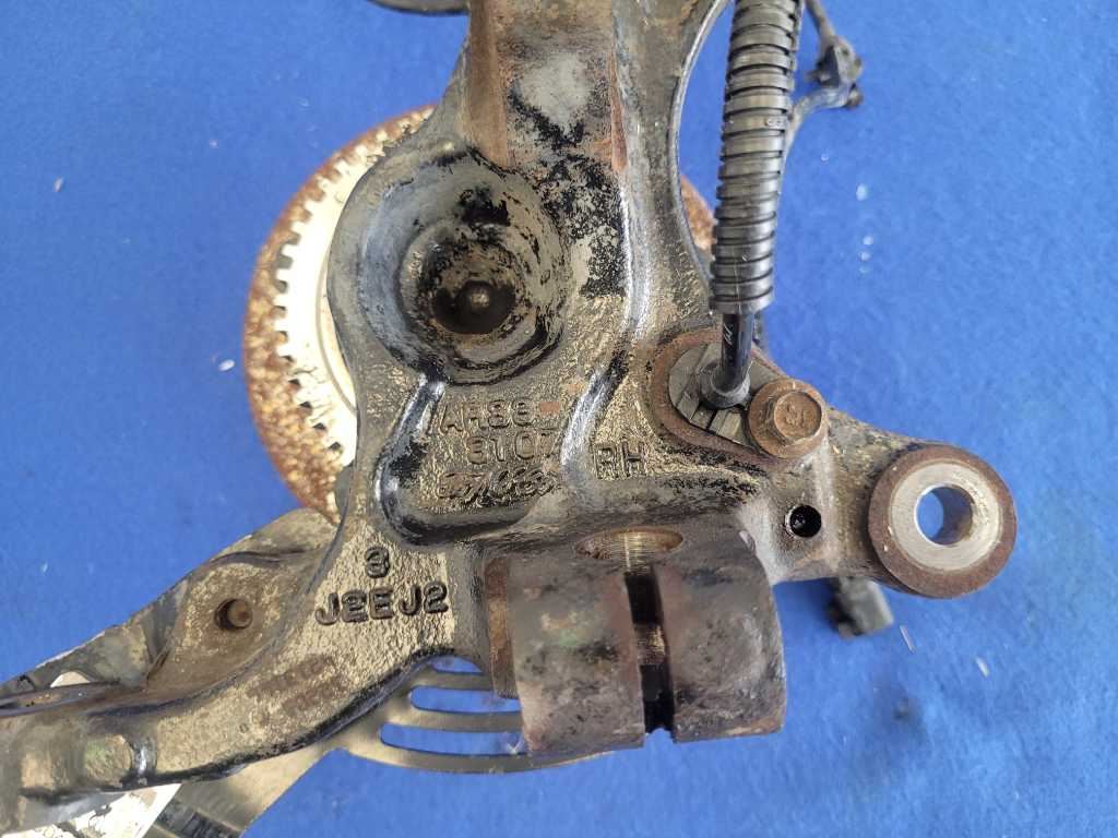 2013-2014 Ford Mustang Shelby GT500 Passenger Front Spindle Knuckle Hub 2634 - The Parts Farm