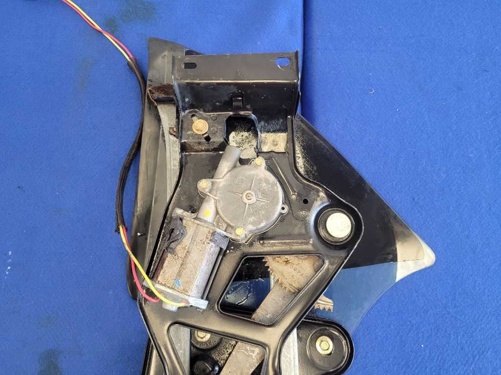 1994-2000 Ford Mustang GT Passenger Quarter Window Regulator Glass 2631 - The Parts Farm