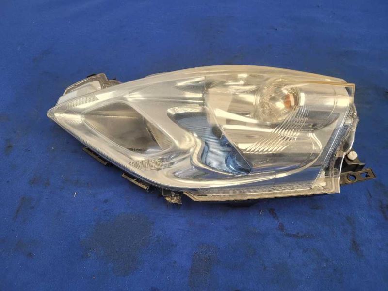 2011-2012 Nissan Leaf Driver Left Front Headlight Lamp *Broke Tabs* 1856 - The Parts Farm