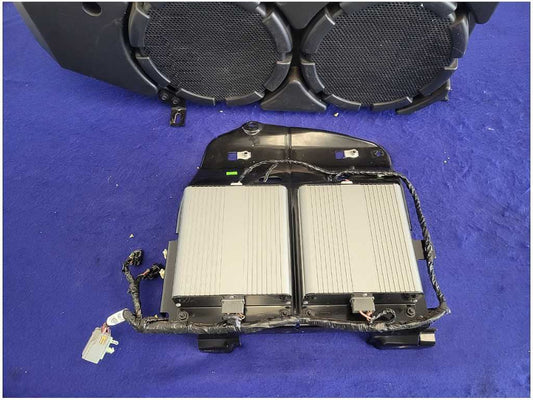 2006 Ford Mustang GT S197 Convertible Rear Subwoofer Speaker Box Amp 2723