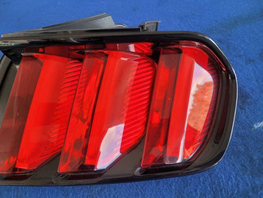 2015-2017 Ford Mustang GT Passenger RH Rear Taillight Lamp Brake Light 2618