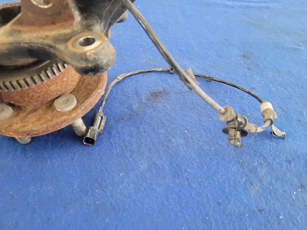 2015-2017 Ford Mustang GT S550 Passenger Front Spindle Knuckle Hub 2616 - The Parts Farm