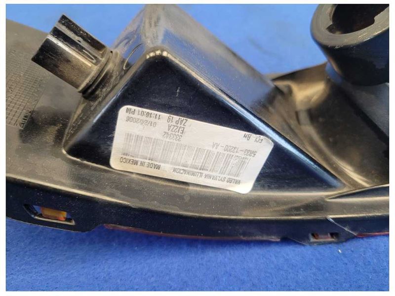 2005-2009 Ford Mustang Passenger RH Turn Signal Corner Parking Light 2600 - The Parts Farm