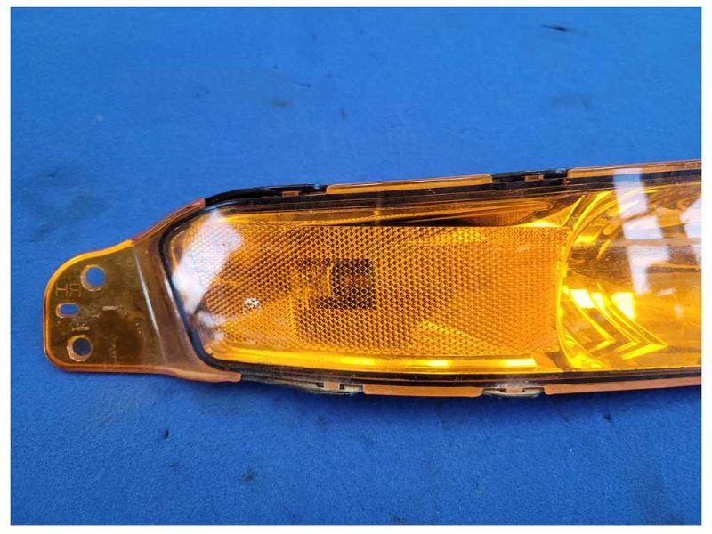 2005-2009 Ford Mustang Passenger RH Turn Signal Corner Parking Light 2600 - The Parts Farm