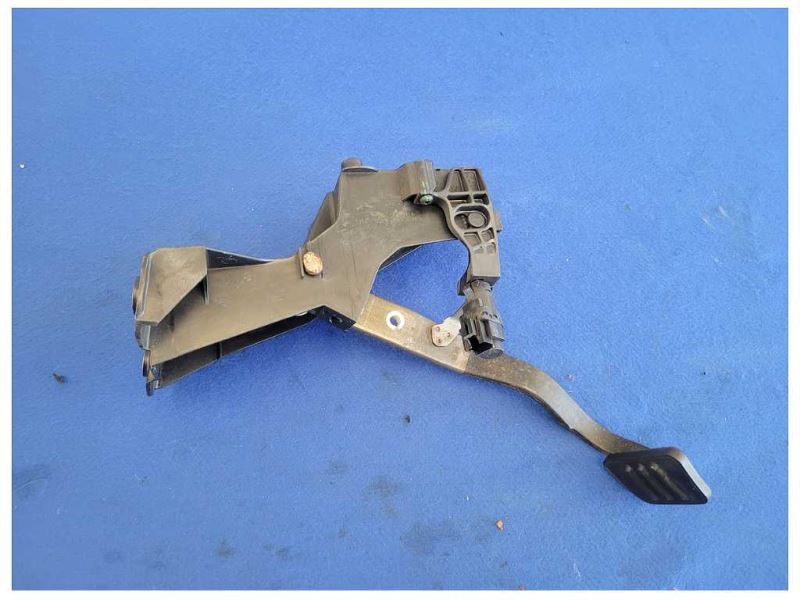 2005-2009 Ford Mustang GT S197 Brake Pedal Assembly Stop Box 2590 - The Parts Farm