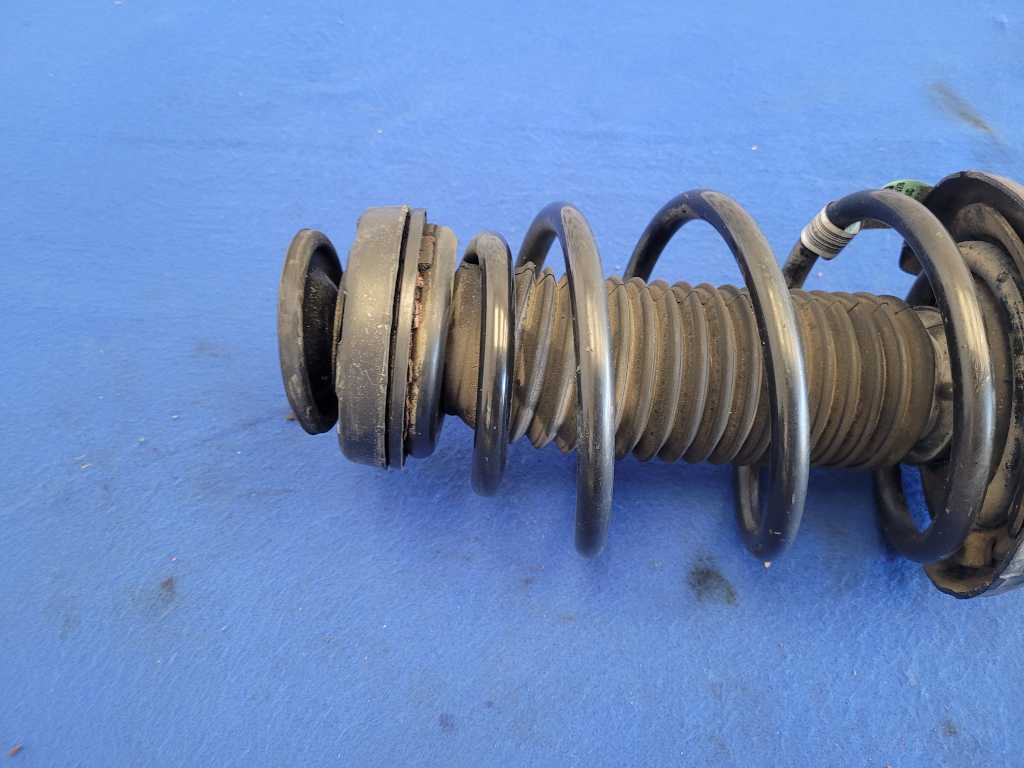 2010-2015 Chevrolet Camaro SS Passenger RH Front Strut Spring Suspension 2626 - The Parts Farm