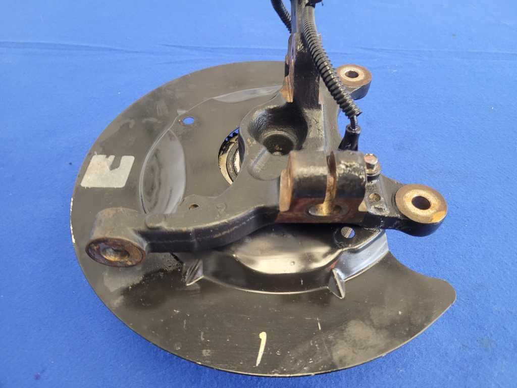 2005-2010 Ford Mustang GT Passenger RH Front Spindle Knuckle Hub 2653 - The Parts Farm